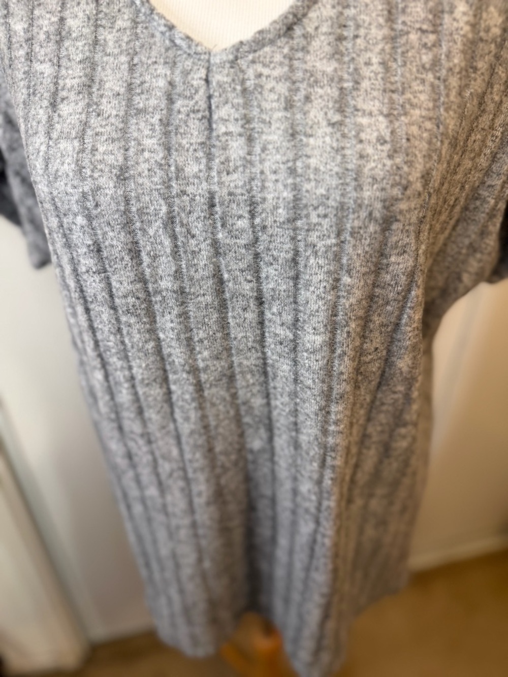 NWOT Grey Ribbed Top - Picture 5 of 12